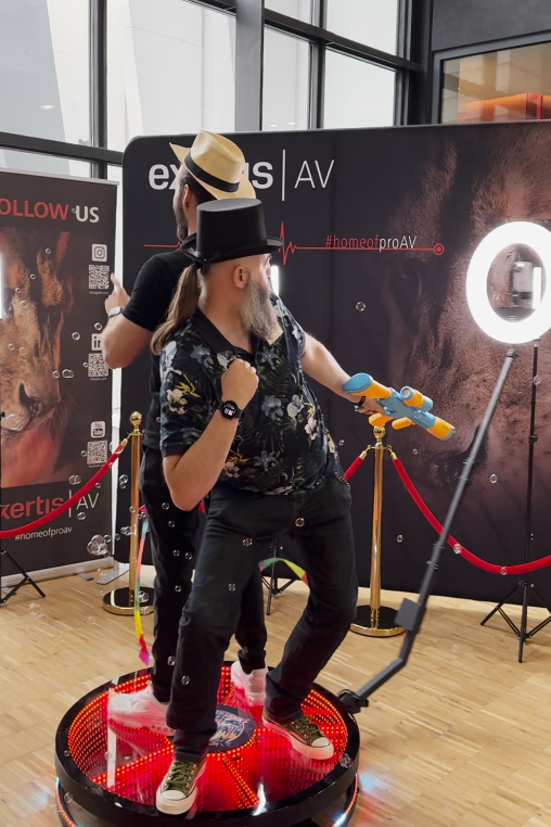 Eine 360° Eventkamera fürs Event – oft 360°-Videobooth, 360°-Photo Booth auch 360° Video Booth, Photo Booth oder Spincam genannt – ist ein Kamerasystem, das beeindruckende Rundum-Aufnahmen von Personen erstellt.